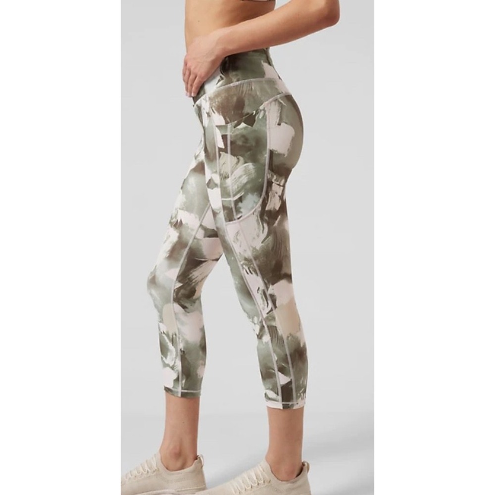 Athleta Ultimate Stash II Capri Leggings Green Pink Abstract Brushstroke XL Camo